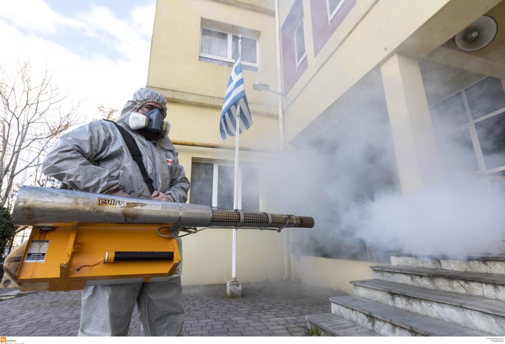 Η ΟΛΜΕ αντιδρά στο άνοιγμα των σχολείων και κρούει τον κώδωνα του κινδύνου (Video)