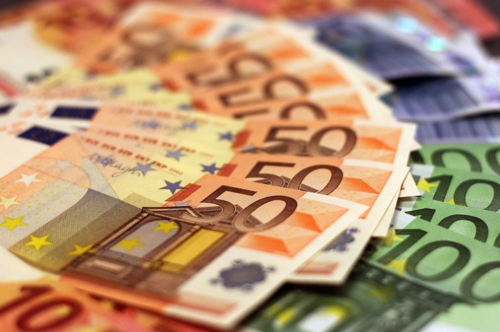 ΕΚΤ – Κορονοϊός: Μικρός ο κίνδυνος μετάδοσης του ιού από τα χαρτονομίσματα του ευρώ
