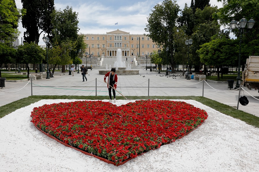 Πρωτομαγιά με τον φόβο της επόμενης μέρας