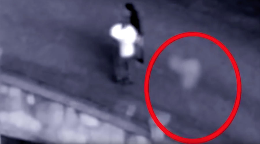 Ποτέ δεν είσαι μόνος: Υπέρυθρη κάμερα «αιχμαλωτίζει» φάντασμα πίσω από ζευγάρι (video)