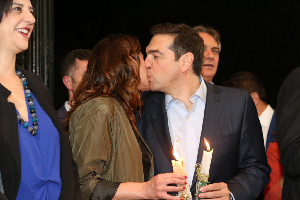 Τσίπρας: Το φιλί της αγάπης και οι ευχές από την Κέρκυρα (video)