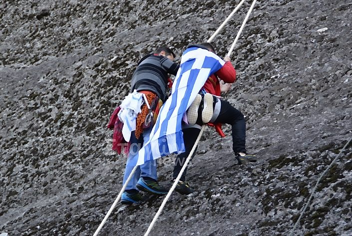 Μετέωρα: Αναβίωσε το έθιμο του Αϊ Γιώργη του Μαντηλά (video)