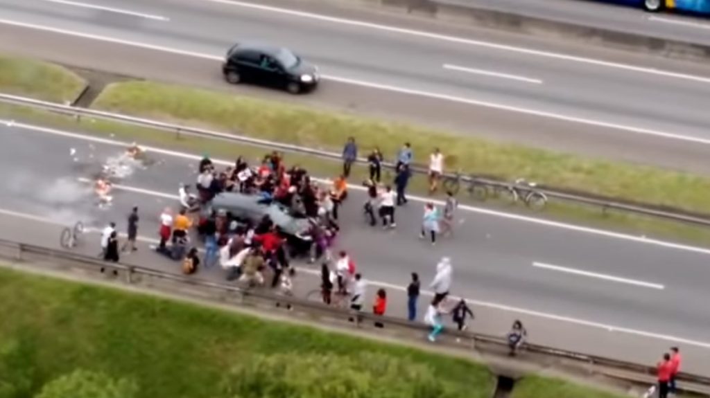 Βίντεο σοκ: Αυτοκίνητο εφορμά εναντίον διαδηλωτών στη Βραζιλία