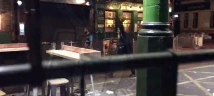 Βίντεο – ντοκουμέντο: Οι τρομοκράτες περπατούν ήρεμοι λίγο πριν το μακελειό