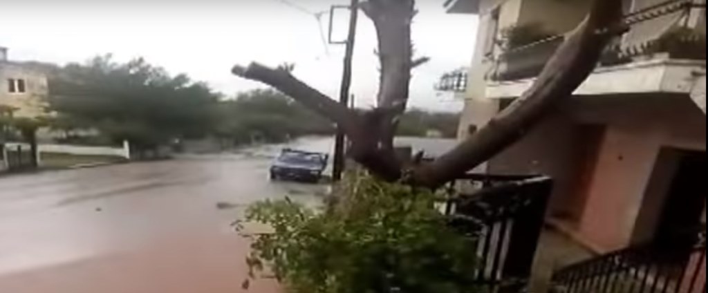 Στο μάτι του κυκλώνα τα Τρίκαλα (video)