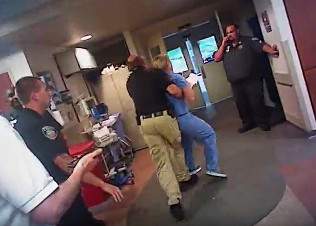 ΗΠΑ: Σάλος με τη βίαιη σύλληψη νοσοκόμας (video)