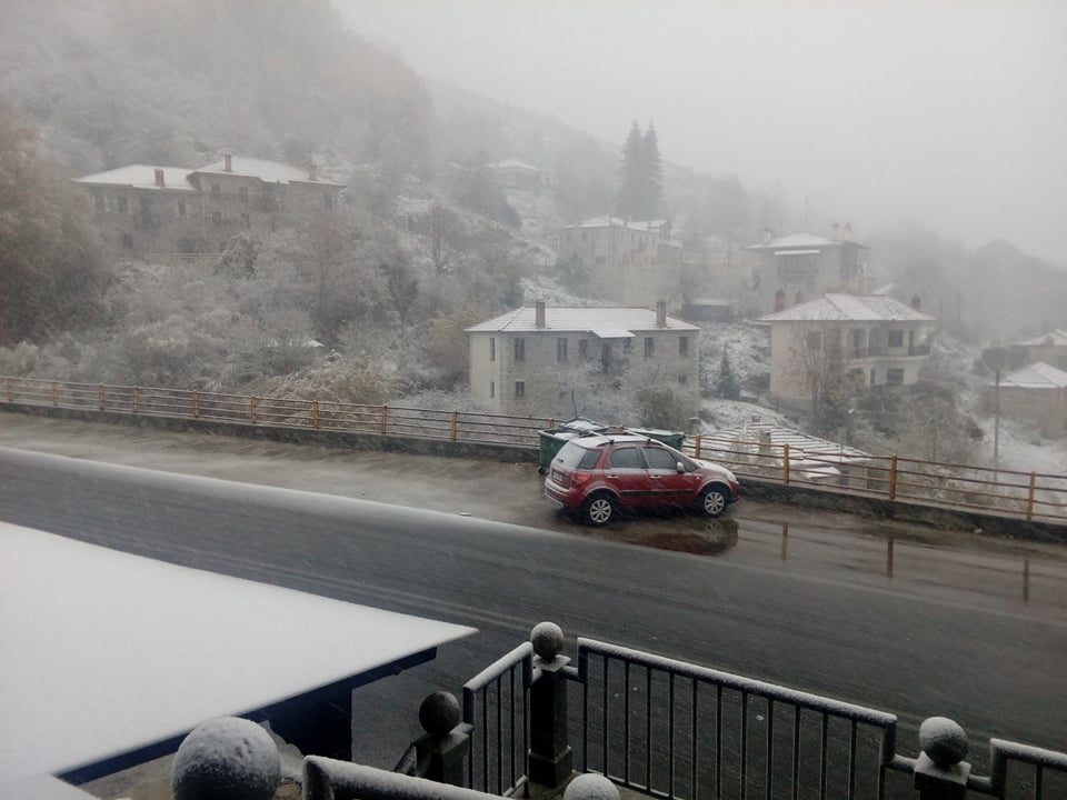Πυκνό χιόνι σε Φλώρινα – Καστοριά (video)