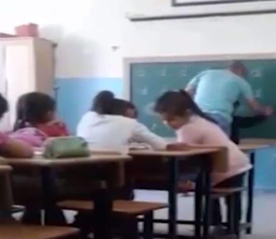 Τουρκία: Δάσκαλος χαστουκίζει μαθητή για ένα λαθάκι (video)