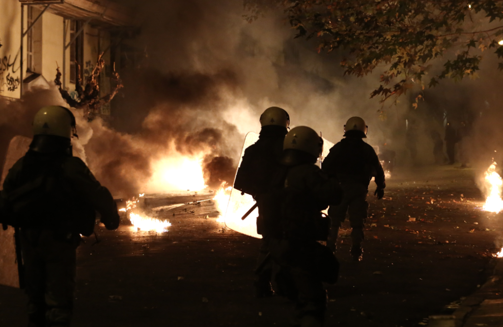 Στην εντατική του Ευαγγελισμού η δικηγόρος που τραυματίστηκε στα Εξάρχεια (video)