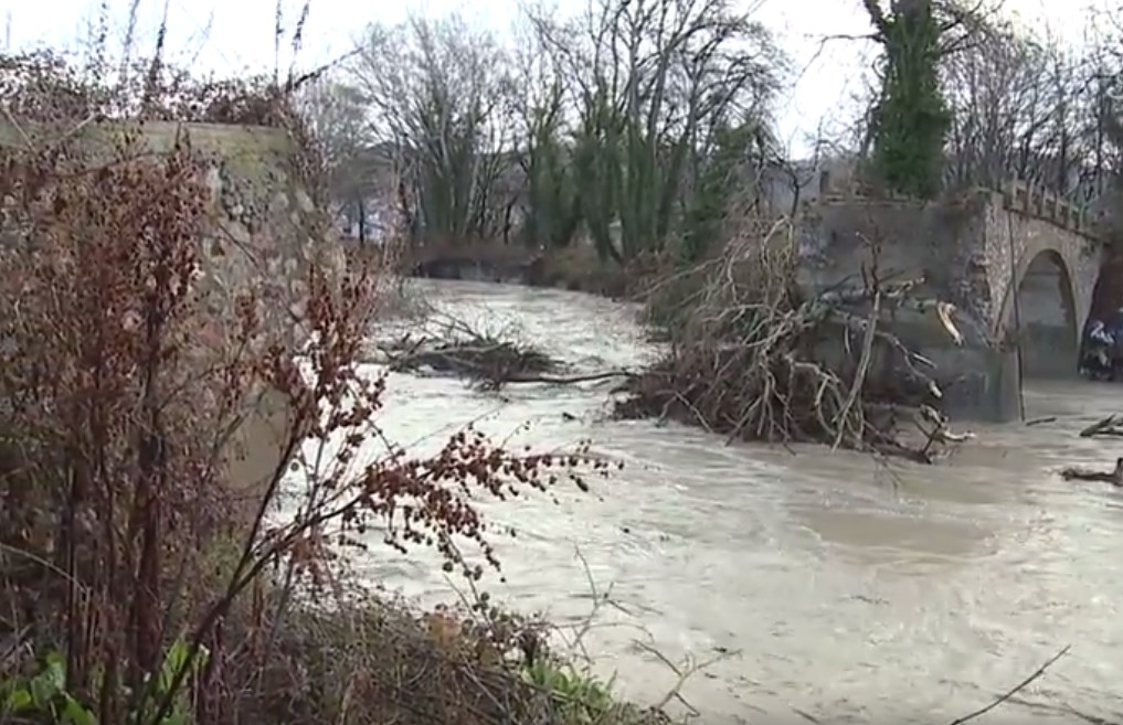 Καστοριά: Κατέρρευσε, το ιστορικό γεφύρι της Ποριάς (video)