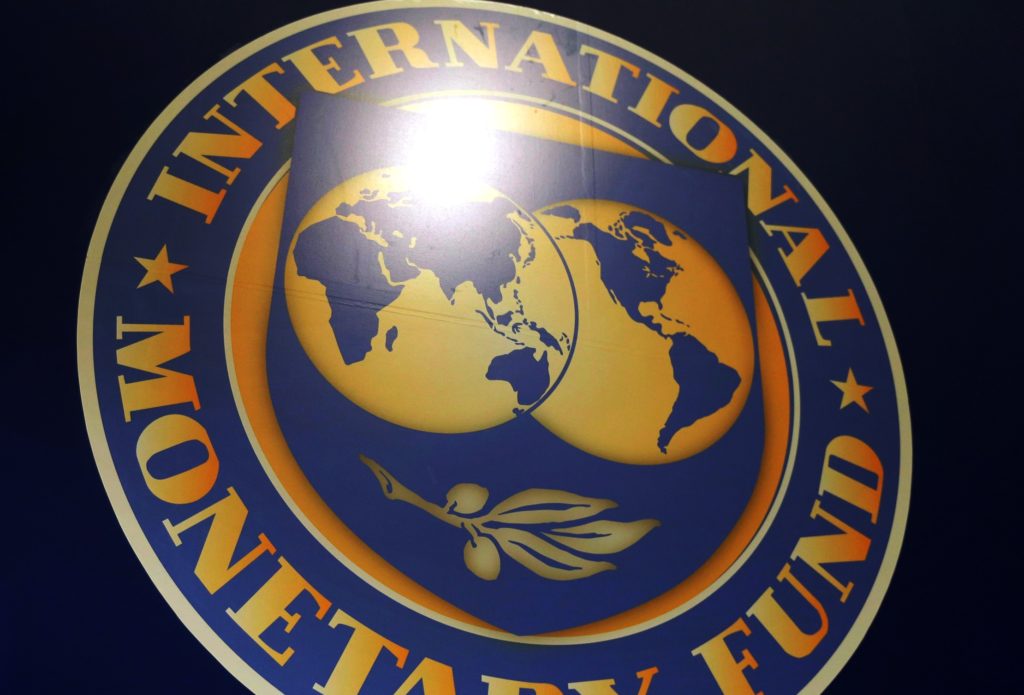 Το ΔΝΤ προτείνει τα αντίθετα από εκείνα που επιβάλλει η κυβέρνηση Μητσοτάκη για την έξοδο από την κρίση