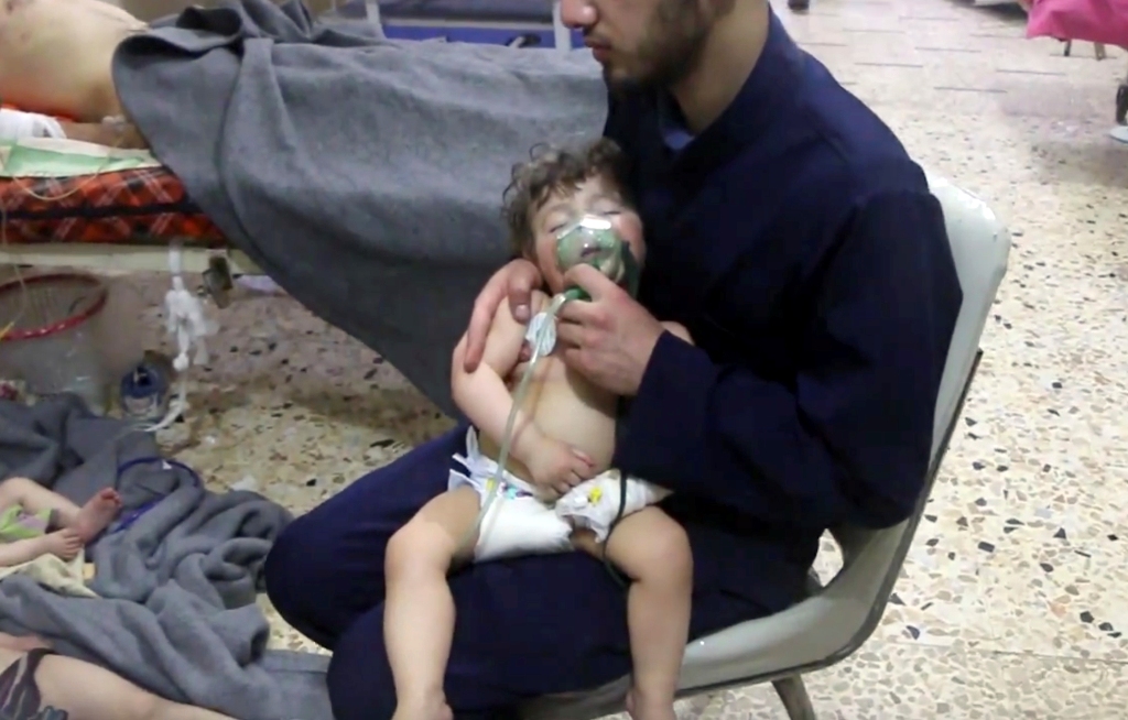 Συγκλονιστικό βίντεο από την επίθεση με χημικά στη Συρία