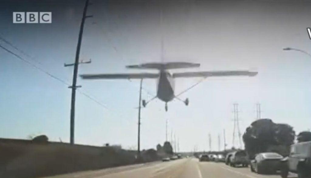 Λος Άντζελες: Αναγκαστική προσγείωση σε…αυτοκινητόδρομο (video)