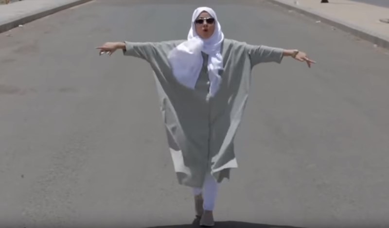 Μια ράπερ από τη Σαουδική Αραβία τραγουδά για το δικαίωμα στην οδήγηση (video)