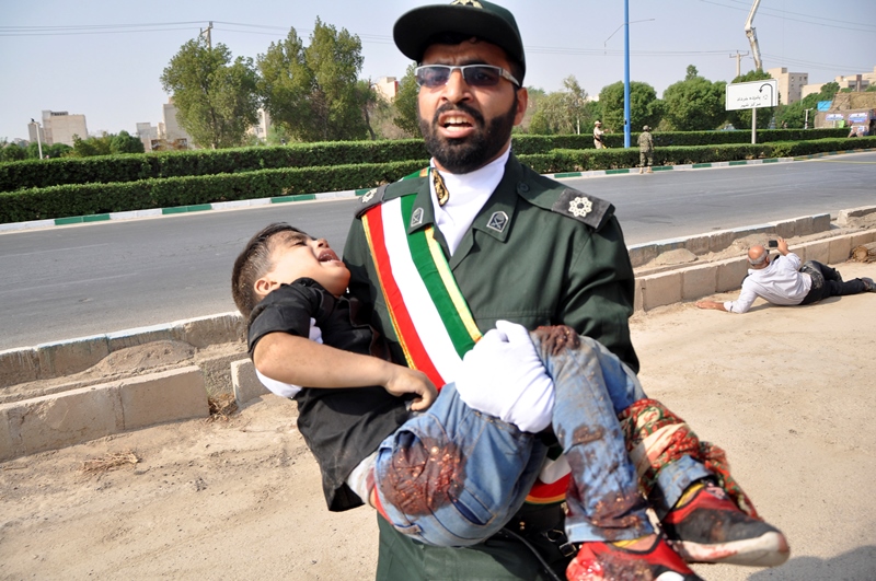 Ιράν: Ένοπλοι γάζωσαν κόσμο σε παρέλαση – Δεκάδες νεκροί και τραυματίες (video)