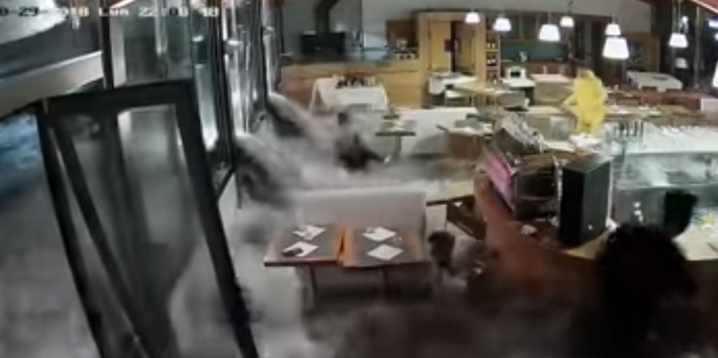 Τσουνάμι εισβάλει σε εστιατόριο στη Γένοβα (video)