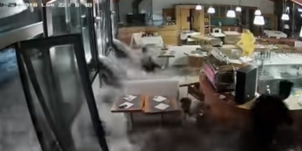 Τσουνάμι εισβάλει σε εστιατόριο στη Γένοβα (video)