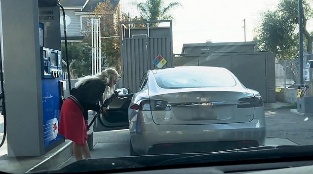Οδηγός προσπαθούσε να βάλει βενζίνη στο… ηλεκτρικό αυτοκίνητό της (Video)