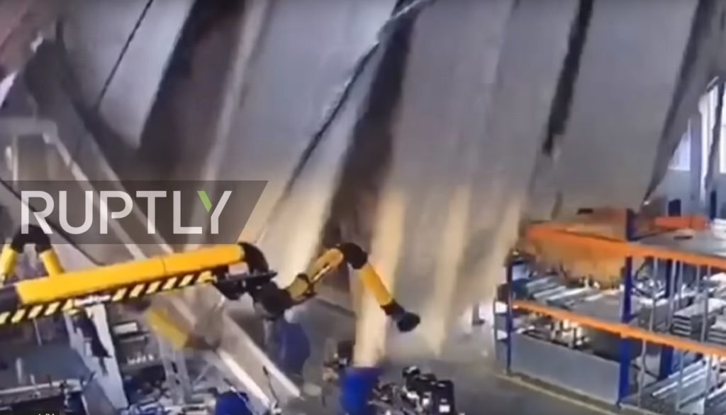 Τραγωδία με 3 νεκρούς στη Μόσχα – Καρέ καρέ η κατάρρευση οροφής εργοστασίου (Video)