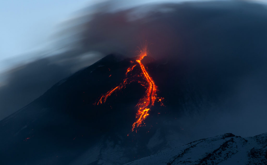 Καρέ καρέ η έκρηξη του ηφαιστείου της Αίτνας – Φλόγες και καπνός ξεπηδούν από τον κρατήρα (Video)