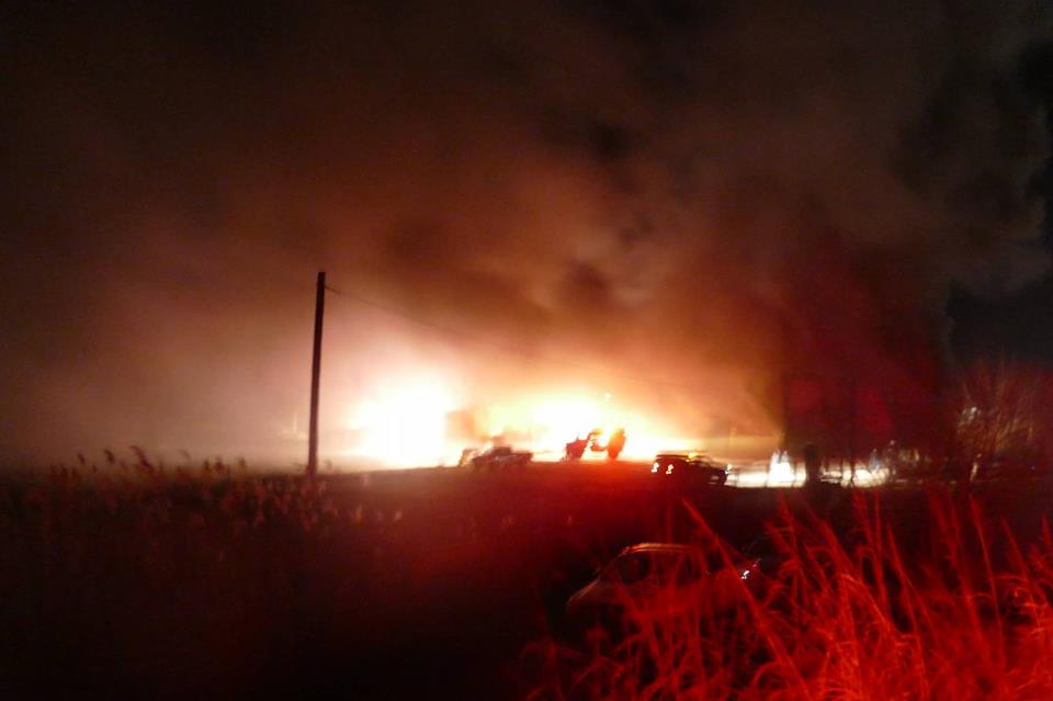 Στις φλόγες εργοστάσιο επίπλων έξω από τη Λάρισα (video & εικόνες)