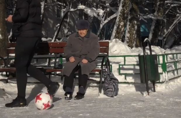 Γιαγιά κάνει κόλπο με την μπάλα «like a boss» σε περαστικό και γίνεται… viral (Video)