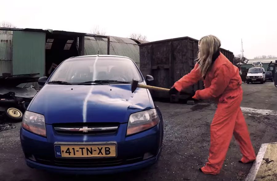 Σπάνε αυτοκίνητα με βαριοπούλες για να εκτονώσουν την οργή τους (Video)