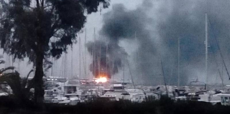 Φωτιά σε δύο ιστιοφόρα στο λιμάνι της Πάτρας (video)