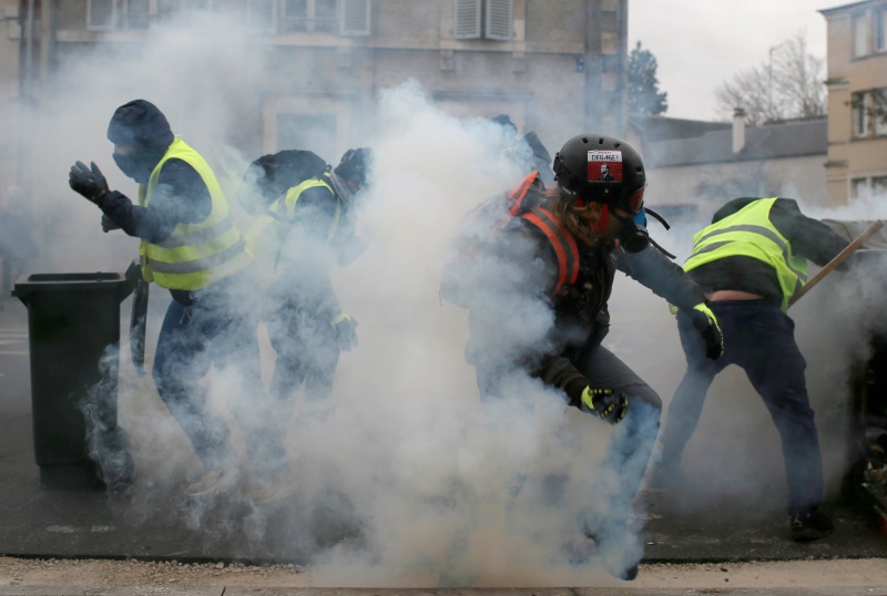 Γαλλία: Δακρυγόνα από ελικόπτερο εναντίον των «Κίτρινων Γιλέκων» (video)