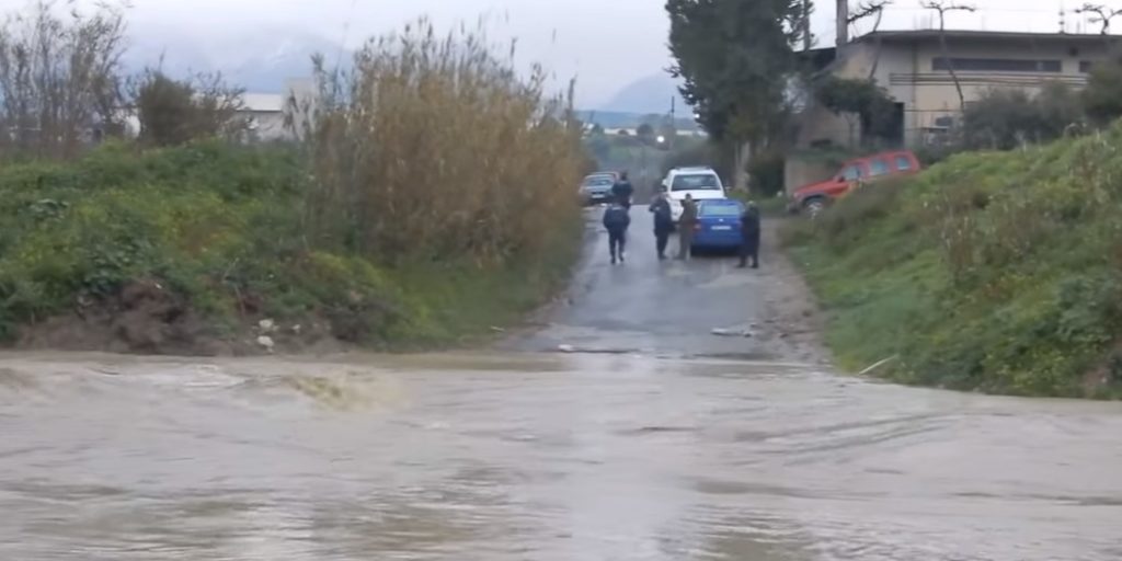 Θρίλερ στην Κρήτη με τετραμελή οικογένεια  που παρασύρθηκε από χείμαρρο (video)