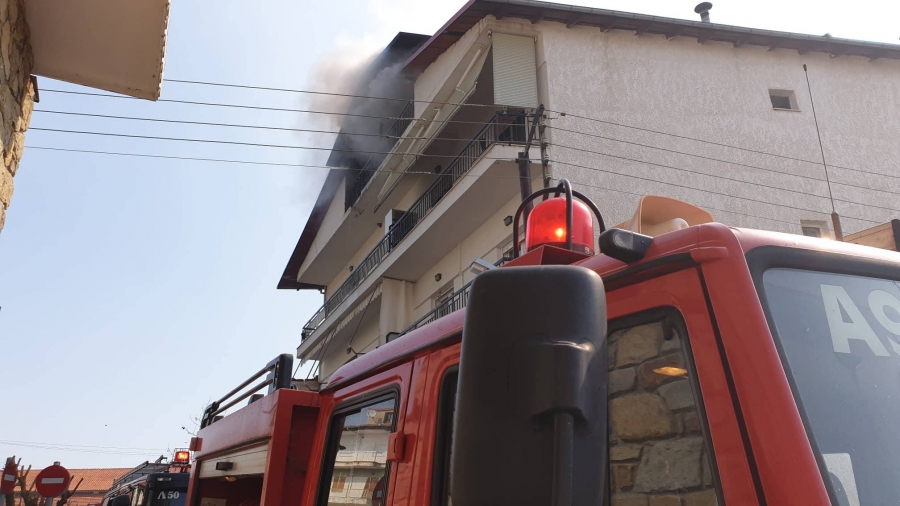 Γρεβενά: Πυρκαγιά σε πολυκατοικία – απεγκλωβίστηκε ηλικιωμένη (video)