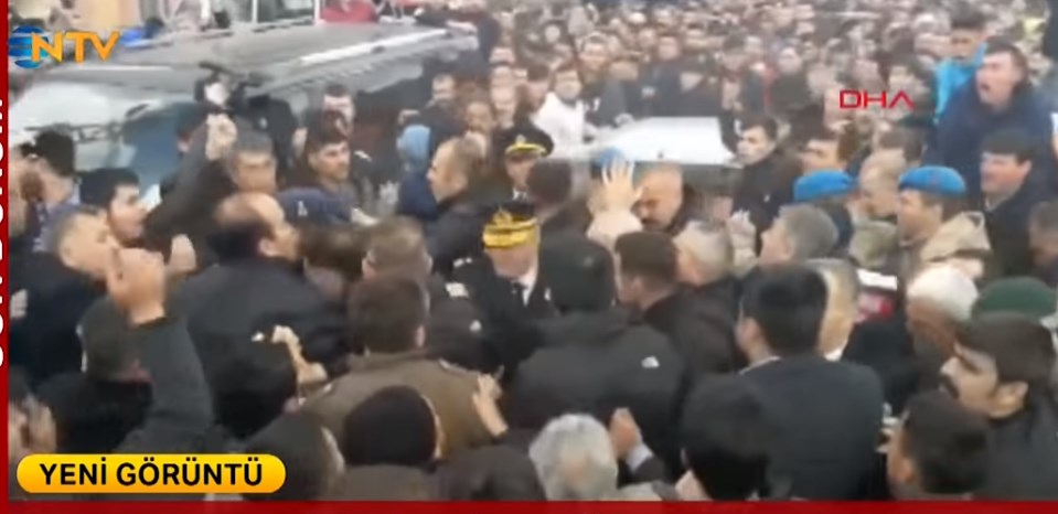 Τουρκία: Επίθεση με γροθιές στον αρχηγό της αντιπολίτευσης, σε κηδεία στρατιώτη (Video)