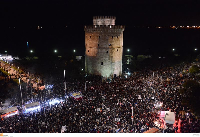 Χιλιάδες φίλαθλοι πανηγυρίζουν στο Λευκό Πύργο (video – εικόνες)