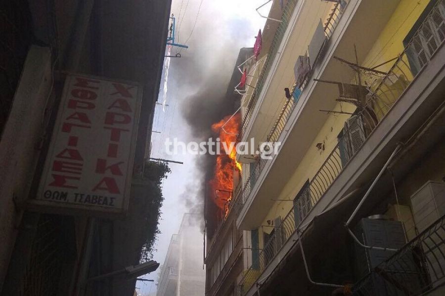 Απεγκλωβίστηκαν πέντε άτομα από φλεγόμενο κτίριο στο κέντρο της Θεσσαλονίκης (video)