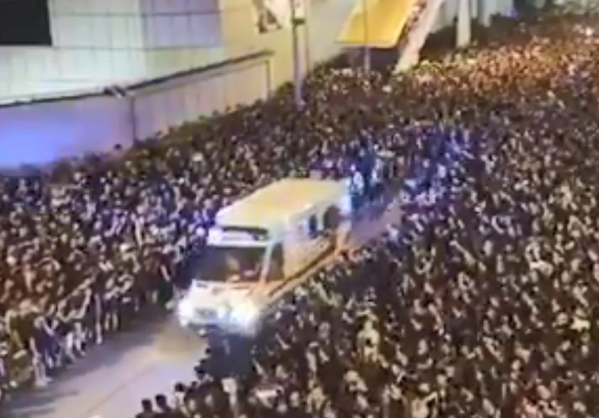 Χονγκ Κονγκ: Το συγκλονιστικό στιγμιότυπο που δείχνει διαδήλωση να «ανοίγει στη μέση» για να περάσει ασθενοφόρο (Video)