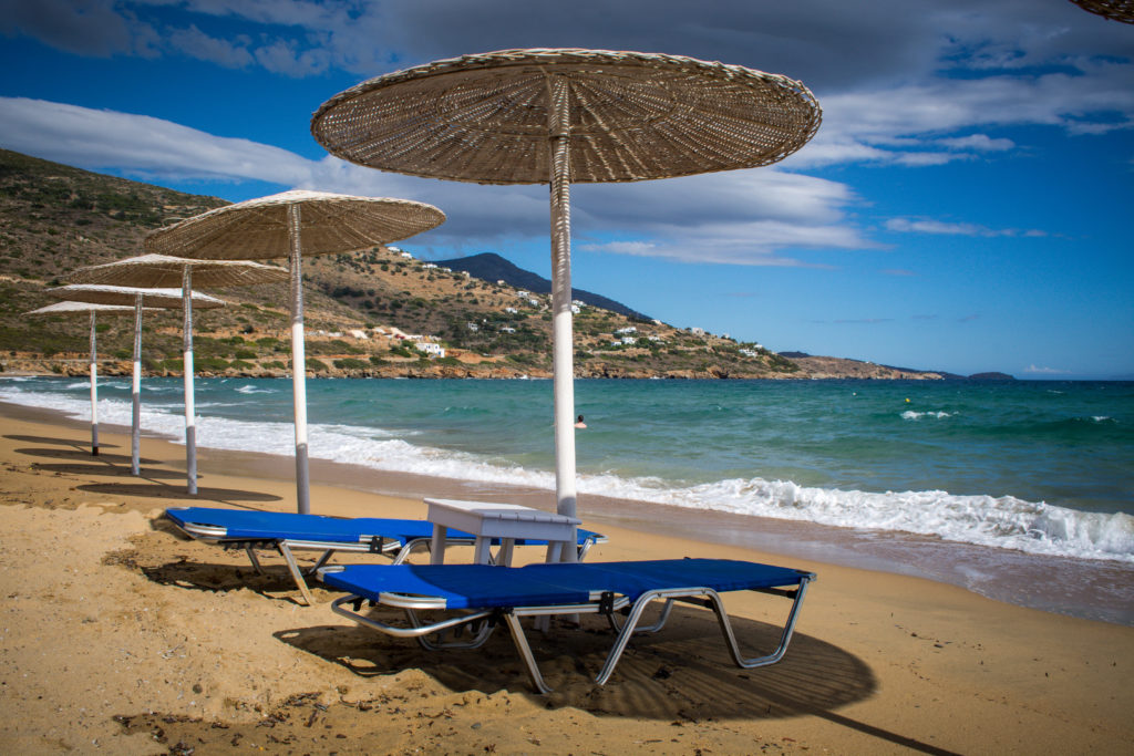 Κορονοϊός: Ηλιοθεραπεία, άμμος και επιστροφή στις παραλίες – Πόσο ασφαλές είναι;