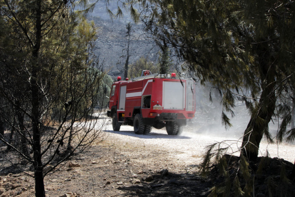 Πυρκαγιά σε περιοχή με χαμηλή βλάστηση στην Αγία Βαρβάρα