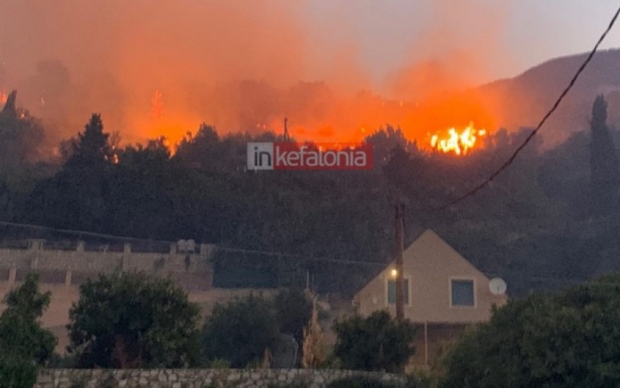 Μεγάλη πυρκαγιά στην Κεφαλονιά – εκκενώθηκαν οικισμοί (video – εικόνες)