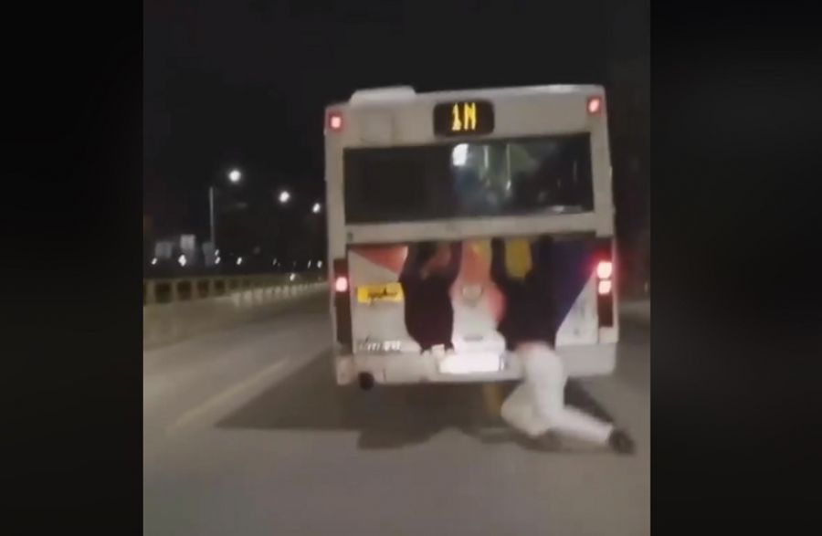 Θεσσαλονίκη: Νεαροί μετακινούνται κρεμασμένοι σε… αστικό λεωφορείο! (Video)