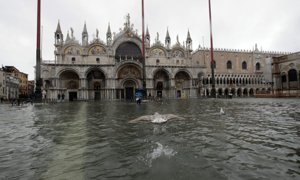 «Πνίγηκε» η Βενετία: Δύο νεκροί και τεράστιες καταστροφές από τις πλημμύρες (Photos – Video)