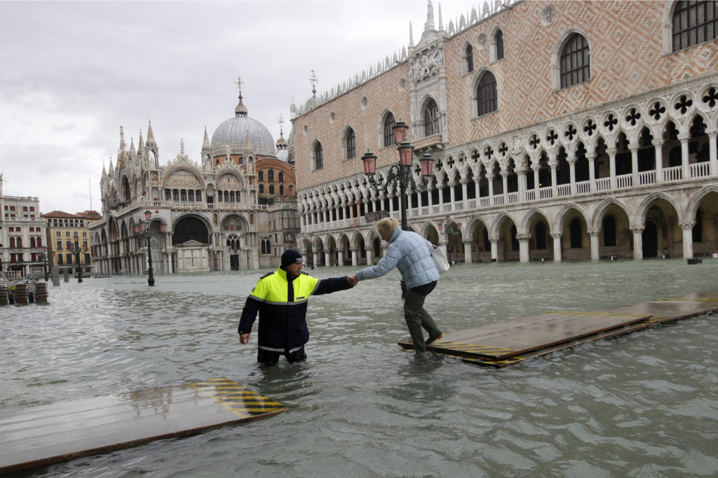 Ιταλία: «Βουλιάζει» και πάλι η Βενετία – Σφοδρές βροχοπτώσεις