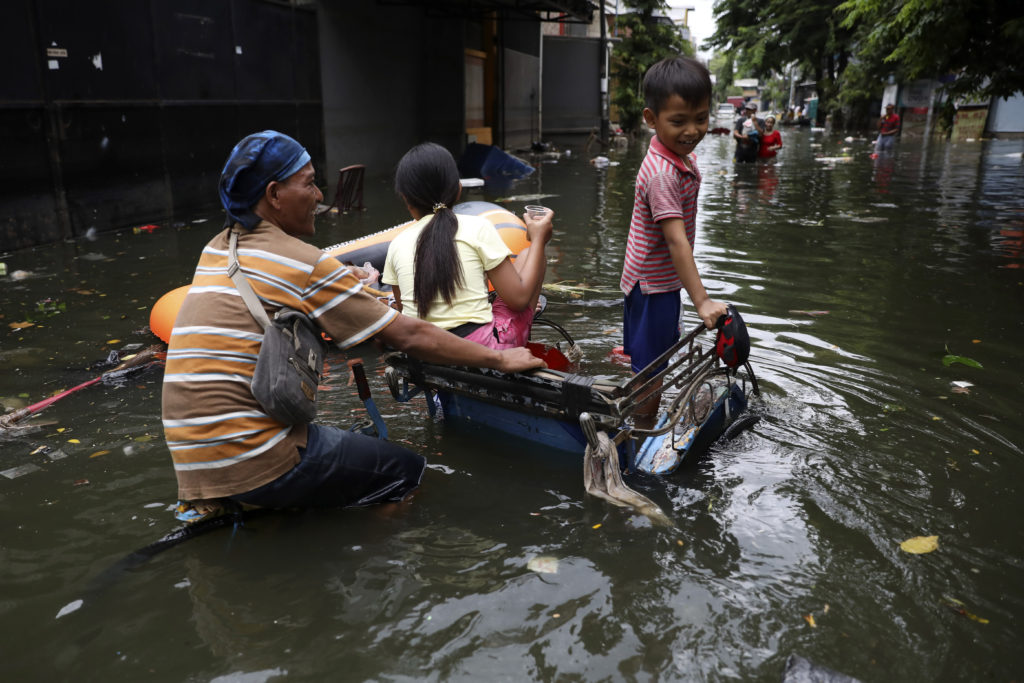 Ινδονησία: Τουλάχιστον 53 νεκροί από τις πλημμύρες – Πάνω από 173.000 εκτοπισμένοι