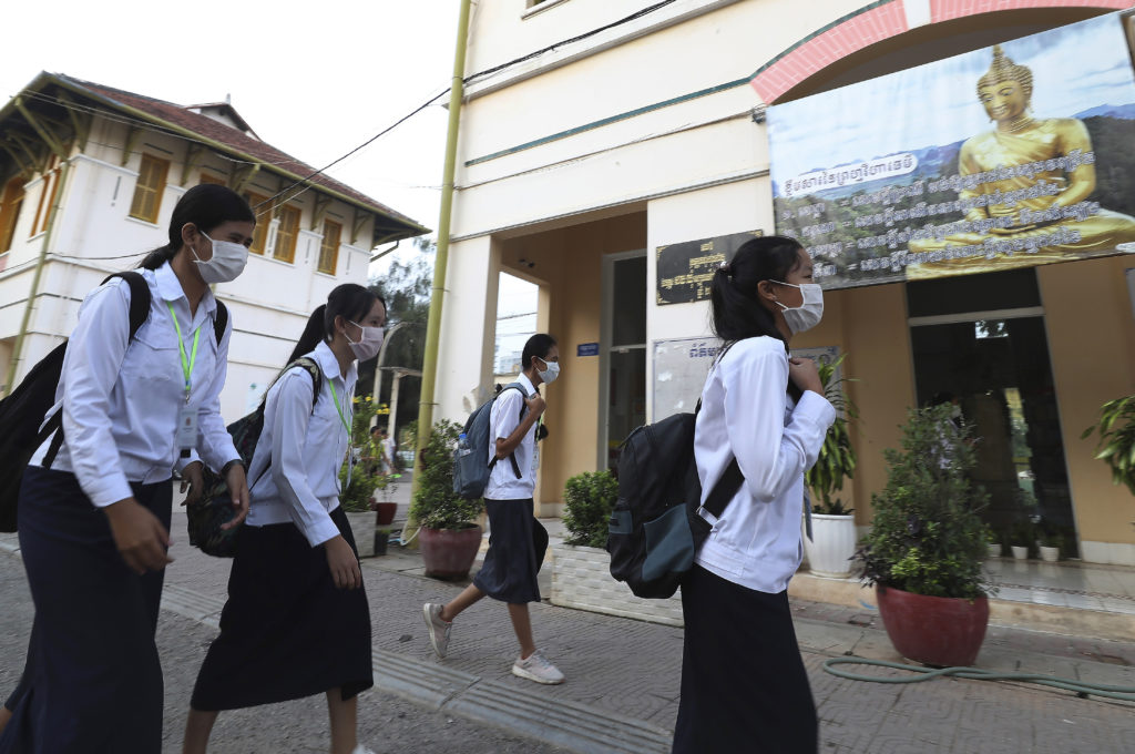 Κίνα: Με βραχιολάκια που μετρούν τη θερμοκρασία επιστρέφουν στο σχολείο οι μαθητές