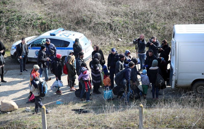 Έβρος: Χιλιάδες πίσω από τα σύρματα, εκατοντάδες μπήκαν στην Ελλάδα (video – εικόνες)