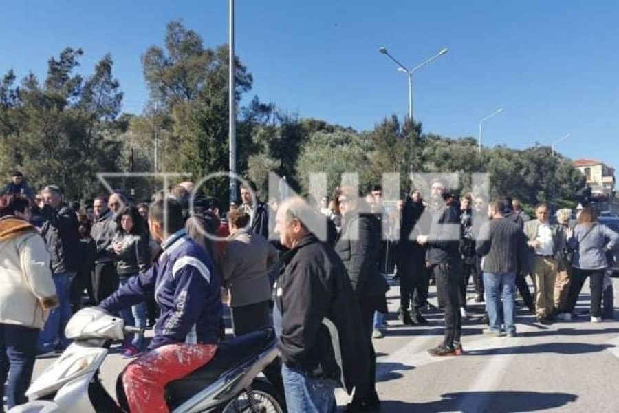 Μυτιλήνη: Μπλόκο πολιτών και επιθέσεις κατά τη μεταφορά των νεοαφιχθέντων μεταναστών στη Μόρια (video)