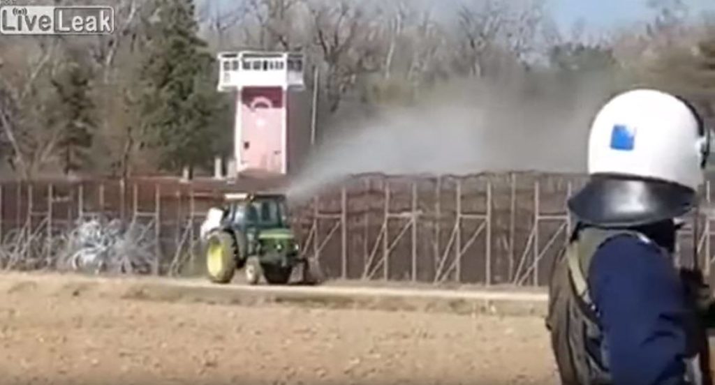 Έβρος: Αγρότης ψεκάζει μετανάστες και οι αστυνομικοί παρακολουθούν (Video)