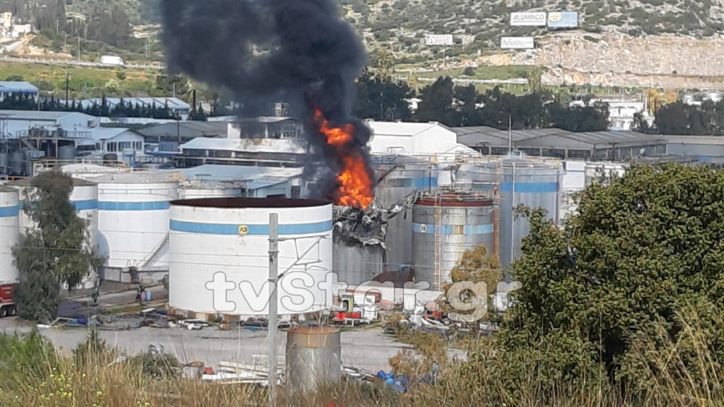 Μεγάλη πυρκαγιά σε εργοστάσιο με χημικά στο Βαθύ Αυλίδας  – συνεχείς εκρήξεις (video)