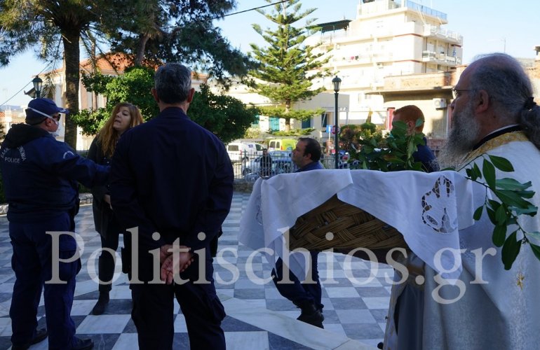 Χίος: Προσαγωγή πιστής που επιχείρησε να μπει στην εκκλησία (video)