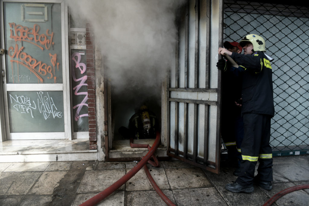 Πυρκαγιά σε αποθήκη στο μεταξουργείο (Photos)