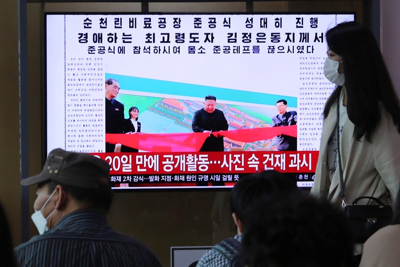 Bόρεια Κορέα: Πρώτη δημόσια εμφάνιση του Κιμ Γιονγκ Ουν έπειτα από τρεις εβδομάδες